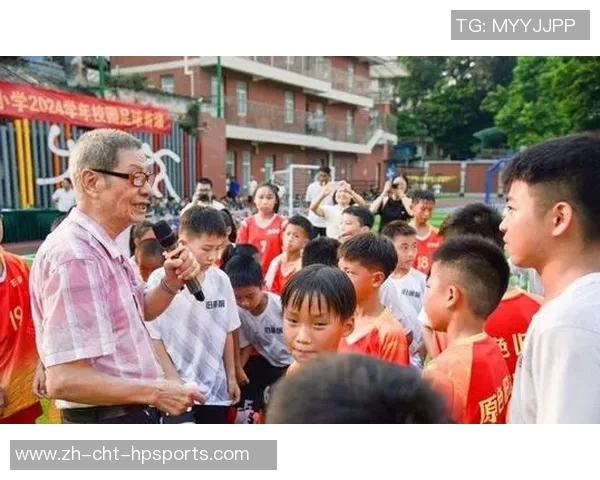 足球老师的教诲与成长之路:从球场到课堂的精彩人生旅程 足球老师的教诲与成长之路:从球场到课堂的精彩人生旅程