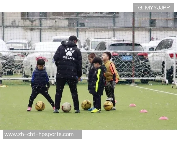 冬季足球服的选择与搭配技巧助你在寒冷天气中尽显球场风采 冬季足球服的选择与搭配技巧助你在寒冷天气中尽显球场风采